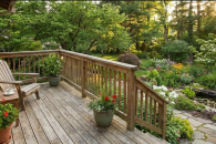 דילמת הדק: כיצד לבחור בין דק אורן לדק איפאה לגינה הישראלית?